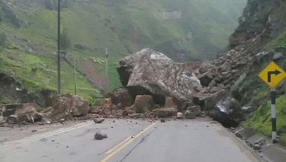 Carretera Central bloqueada por caída de rocas en Huarochirí
