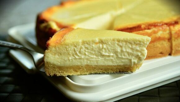 Una base de crujiente galleta y una crema de queso compacta son básicas en un pye de queso o New York Cheesecake. (Foto: Pixabay)