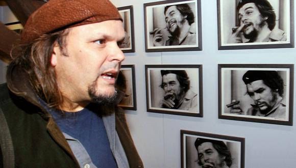 Camilo Guevara, hijo del revolucionario cubano nacido en Argentina Ernesto "Che" Guevara, visita el 21 de noviembre de 2007 una exposición en Bruselas sobre la vida de su padre. (Foto de MICHEL KRAKOWSKI/BELGA/AFP)