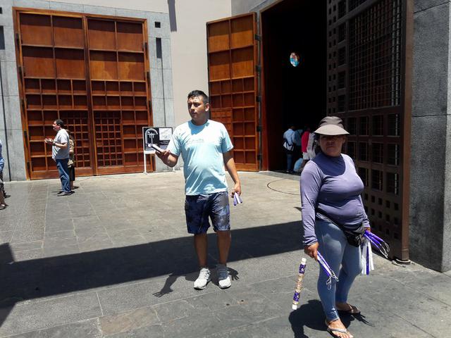 Ambulantes incrementan la venta de polos, rosarios y velas afuera de la iglesia Las Nazarenas a pocos días de la llegada del papa Francisco. (Foto: Juan Guillermo Lara)