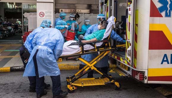 Los trabajadores de la salud trasladan a un paciente de una ambulancia fuera del departamento de emergencias del hospital Princess Margaret en Hong Kong el 11 de marzo de 2022. (Foto:  DALE DE LA REY / AFP)