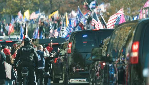 Una caravana de autos en la que está el presidente de Estados Unidos, Donald Trump, pasa junto a sus seguidores que protestan en Washington contra un supuesto fraude electoral. (EFE/EPA/Chris Kleponis).