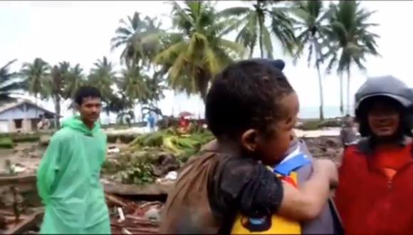 Tsunami en Indonesia: Rescatan a niño que estuvo bajo escombros por 12 horas. Foto: Captura