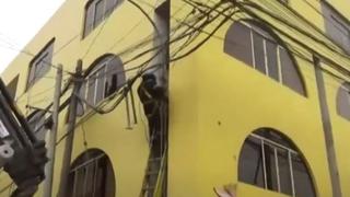 San Martín de Porres: Enel retira y reubica postes que atravesaban fachada de colegio inicial