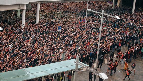 Miles de personas se agolpan ante el Aeropuerto del Prat de Barcelona después de que la plataforma Tsunami Democràtic llamara a paralizar la actividad de la terminal. (EFE/Quique García).
