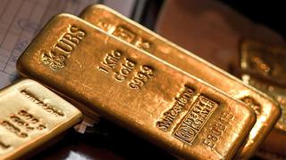 Precio del oro cae y paladio sigue subiendo por los riesgos de suministro de Rusia
