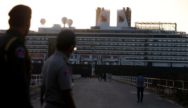 Un crucero estadounidense, al que se le prohibió atracar en cinco puertos asiáticos por temor al nuevo coronavirus, llegó este jueves a Camboya, donde sus pasajeros podrán finalmente desembarcar. (Reuters).