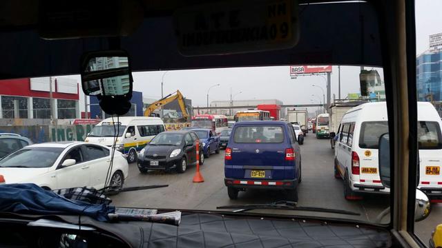 Congestión de vehículos en la Carretera Central y Ramiro Prialé - 2