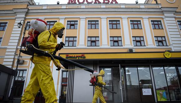 Los militares del Ministerio de Emergencias de Rusia con equipo de protección desinfectan la estación de tren Savelovsky de Moscú el 26 de octubre de 2021, en medio de la pandemia de coronavirus. (KIRILL KUDRYAVTSEV / AFP).