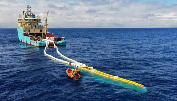 Una vista de una de las embarcaciones utilizadas para arrastrar la enorme red para remover la basura plástica de los mares