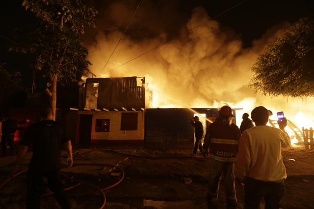 Esta madrugada se registró un incendio en el asentamiento humano San Juan Bosco, en el Callao. (Foto: José Caja)