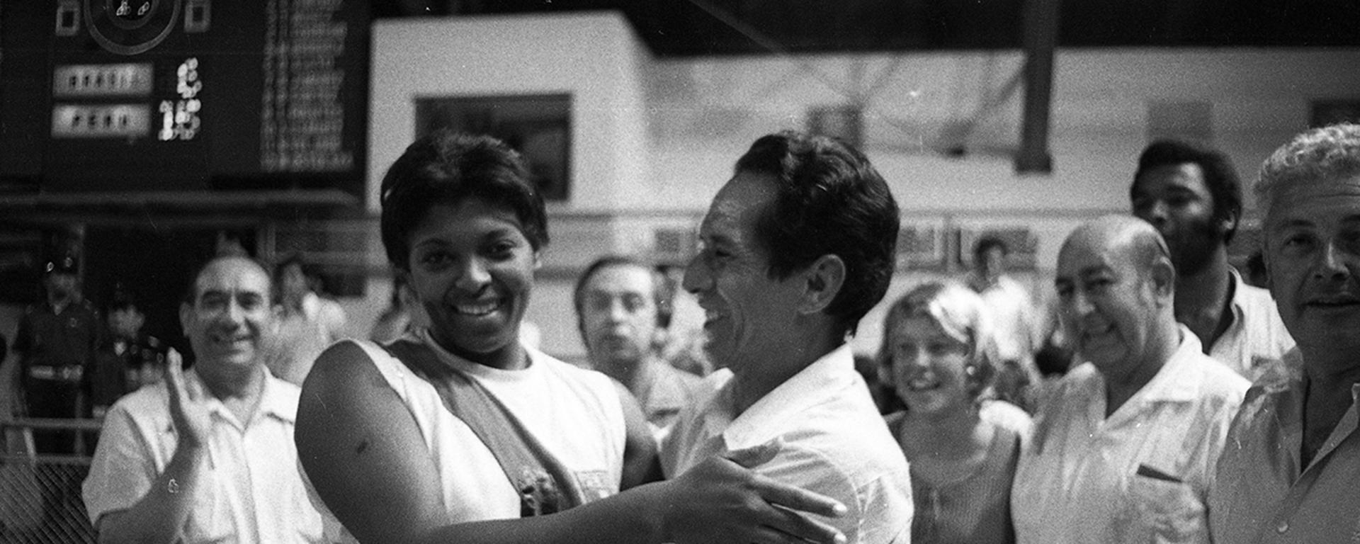 Lucha Fuentes: la historia de la gran voleibolista que cumple 74 años y su emotiva renuncia a la selección peruana