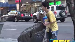 YouTube: niño pide ayuda en la calle y solo un mendigo lo ayuda