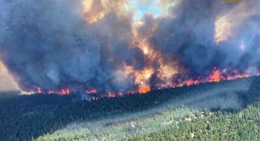 Esta foto del BC Wildfire Service muestra un incendio forestal en Sparks Lake, Columbia Británica, visto desde el aire el 29 de junio de 2021. Allí se produjeron varios incendios luego de que en Canadá la temperatura alcanzara los 121 grados Fahrenheit (49,5 grados Celsius) en los últimos días. (AFP / BC Wildfire Service)