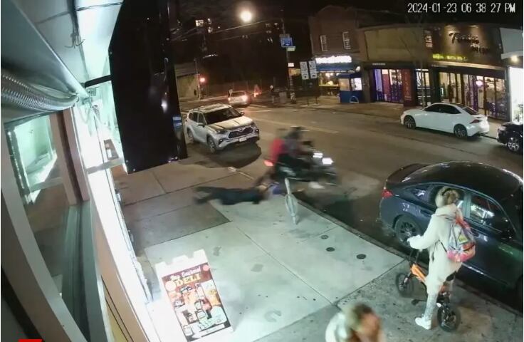 A woman is dragged during a robbery committed by immigrants in New York.  (Video capture).