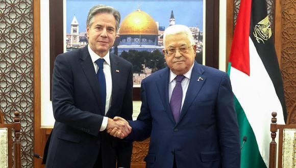 El presidente palestino Mahmud Abás reuniéndose con el secretario de Estado estadounidense Antony Blinken en la ciudad cisjordana de Ramallah el 5 de noviembre de 2023. (Foto de PPO / AFP)