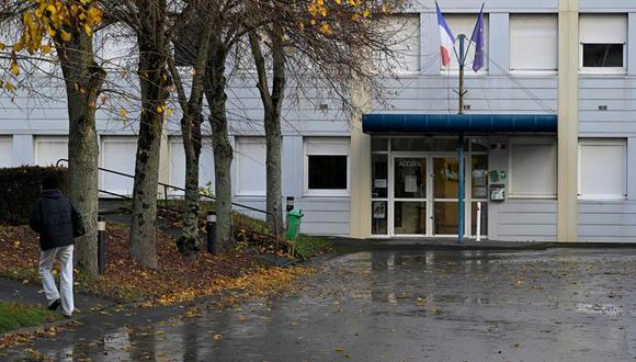 La entrada de la escuela "Les hautes Ourmes" de Rennes, en el oeste de Francia, en una escuela donde una alumna de 12 años  amenazó a un profesor con un cuchillo. (Foto: AFP)
