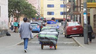 Insufribles veredas de Lima: sin espacio y con postes en medio