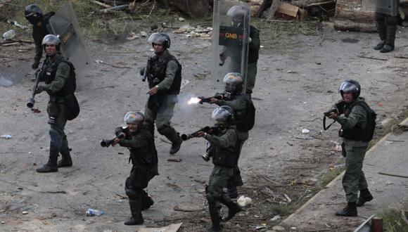 Miembros de la Guardia Nacional Bolivariana enfrentándose contra manifestantes durante la jornada electoral del domingo.
(Reuters)