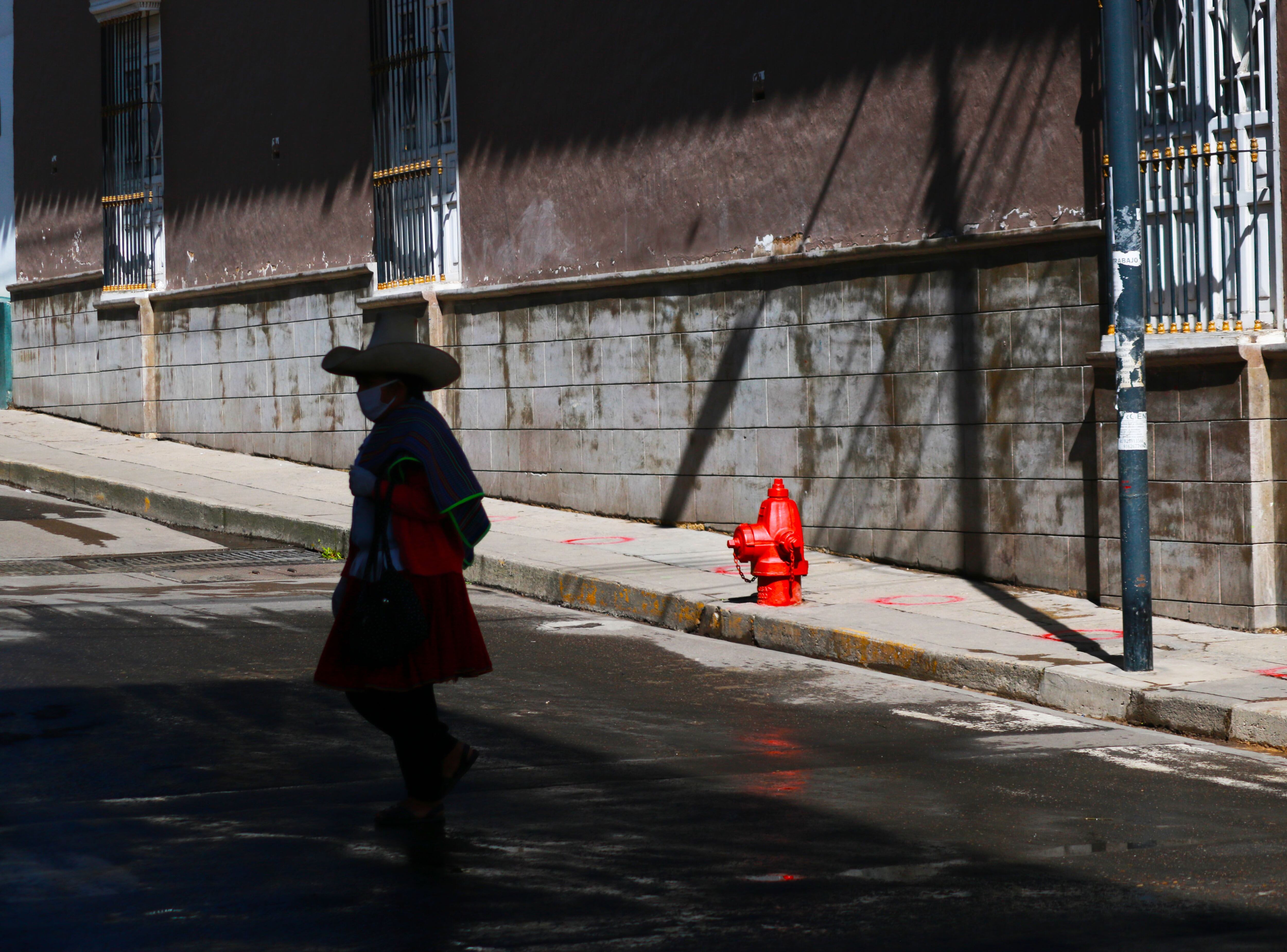 Una mujer recorre las calles del centro histórico de Cajamarca. (Foto: José Luis Chávez)