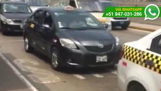 Taxistas no obedecen semáforo y bloquean tránsito en Surco