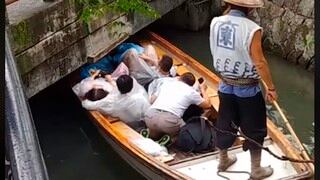 Japoneses aplican 'curiosa' técnica para pasar bajo un puente en bote