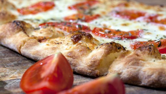 Hay que hornear la pizza casera hasta que los bordes queden dorados y crujientes. (erdemdindar|Pixabay)