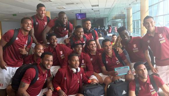 Selección peruana partió a Paraguay en medio de gran ambiente
