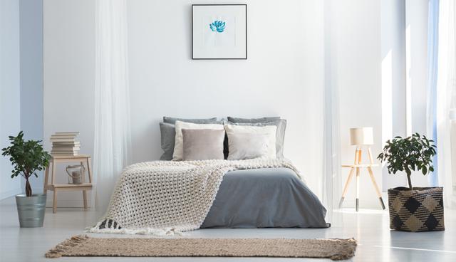 Ten en cuenta que debes tener al menos 70 cm libres entre la cama y el resto del mobiliario para que te desplaces con comodidad. (Foto: Shutterstock)