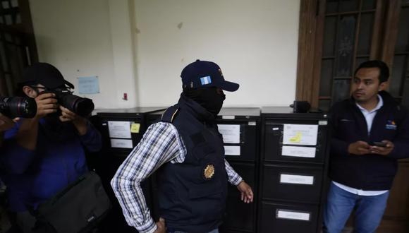 Un miembro de la Fiscalía General de Guatemala allana la sede de la autoridad electoral del país.  (Foto: Moises Castillo / Associated Press)