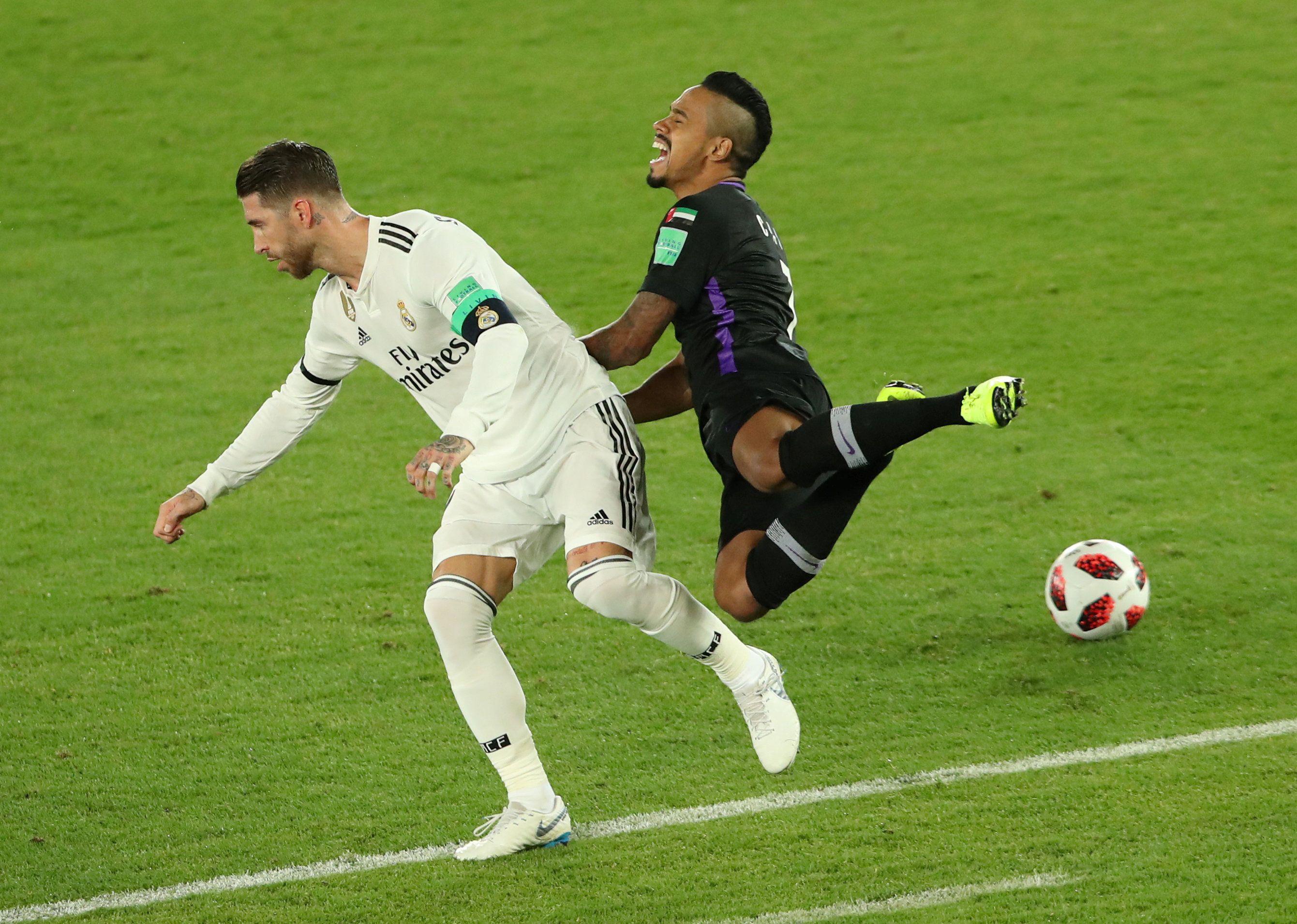 Real Madrid vs. Al Ain: Sergio Ramos derribó a Caio con esta durísima entrada que pudo ser roja. (Foto: Reuters/AFP)