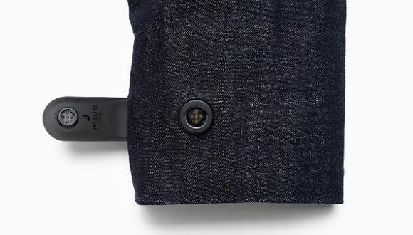 La casaca tiene fibras textiles con una base de control de los dispositivos a los que se conecten. El accionamiento se hará desde la manga