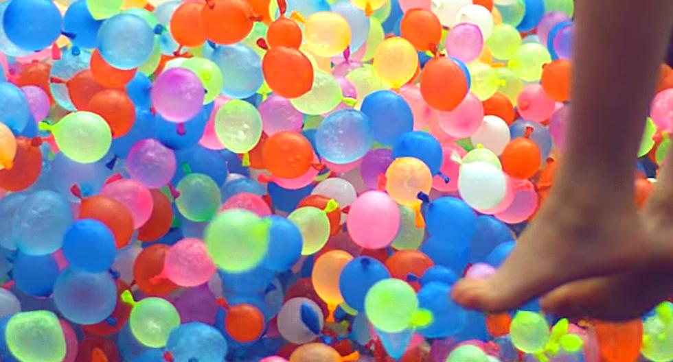Hace magia con 1500 globos de agua y un trampolín. (Foto: Captura de YouTube)