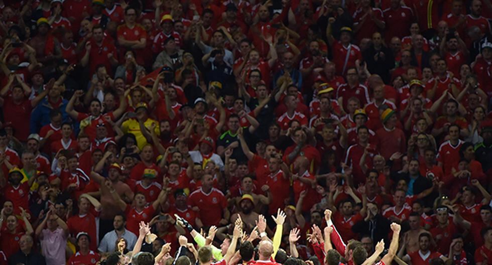 Miles de hinchas en Cardiff celebraron con todo la histórica clasificación de Gales a las semifinales de la Eurocopa tras vencer 3-1 a Bélgica. (Foto: AFP)