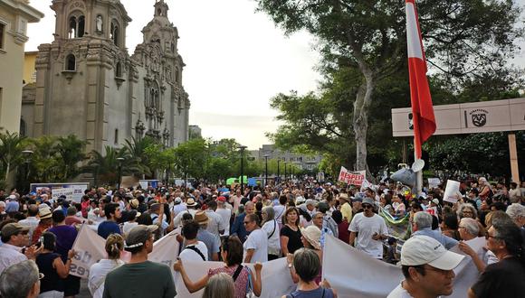 Vecinos de Miraflores protestaron contra la gestión del alcalde Carlos Canales. (Foto: Emilio Jordan/@Philo_Fortuna/X)