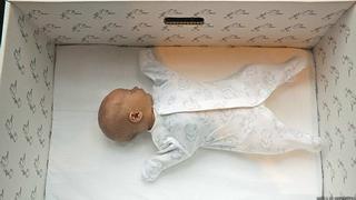 Por qué los bebes de Finlandia duermen en cajas de cartón