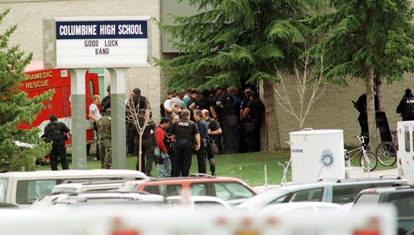 Policía fuera de la entrada este de la Columbine High shool mientras los escuadrones antibombas y los equipos SWAT aseguran a los estudiantes el 20 de abril de 1999 en Littleton, Colorado. (Foto de MARK LEFFINGWELL / AFP)