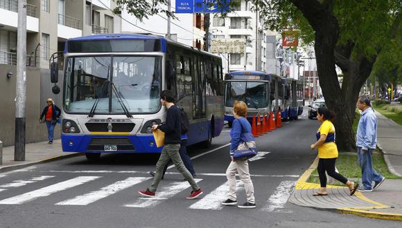 La Asociación de Concesionarios de Transporte Urbano (ACTU) indicó que la medida responde al alza de los combustibles y al transporte ilegal que afecta los Corredores Complementarios. (Foto: El Comercio)