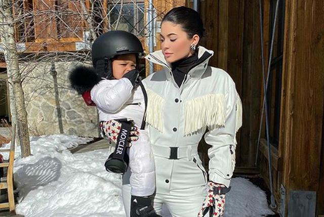 Kylie Jenner y su pequeña Stormi Webster la están pasando de maravilla en sus vacaciones en la nieve. (Foto: Instagram)
