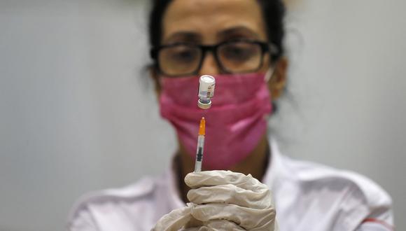 Una paramédico del servicio médico Magen David Adom de Israel se prepara para administrar la tercera inyección de la vacuna Pfizer-BioNTech COVID-19. (Foto: Ahmad GHARABLI / AFP)