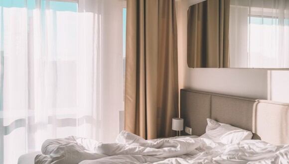 En la foto se aprecia un par de cortinas en el dormitorio. | Imagen referencial: 
Egor Myznik / Unsplash
