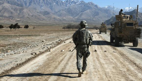 En esta foto de archivo, un soldado estadounidense camina por una carretera en construcción cerca de Bagram, a unos 60 kilómetros de Kabul, el 11 de enero de 2010. (Joel SAGET / AFP).