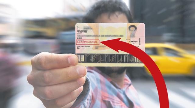 En la imagen se muestra el brevete de categoría AIIB profesional que obtuvo el periodista, en el que no se consignan restricciones pese a que tiene miopía severa. 
 (Foto: Hugo Pérez / El Comercio)