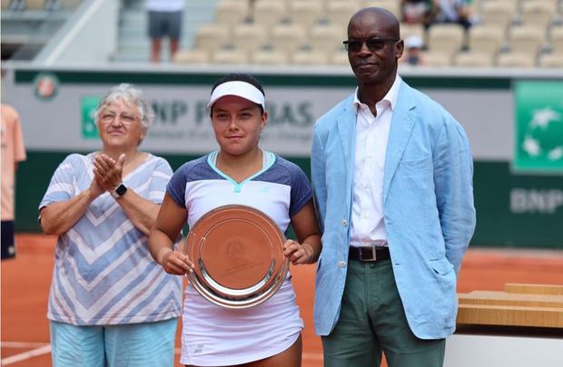 Lucciana Pérez con su placa de finalista de Roland Garros Junior. (Foto: Instagram)