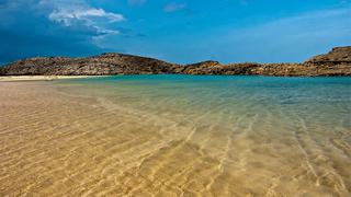 En esta tranquila playa las olas crean una hermosa cascada