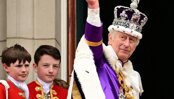 El rey Carlos III de Gran Bretaña saluda desde el balcón del Palacio de Buckingham, en Londres, luego de su coronación, el 6 de mayo de 2023. (Foto de Leon Neal/PISCINA/AFP)