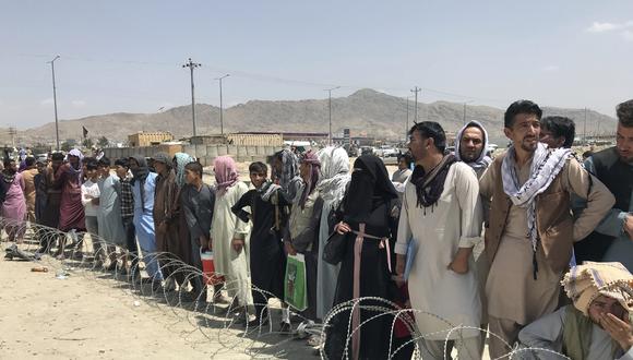 Personas esperando en las afueras del aeropuerto de Kabul. (Foto: AP)