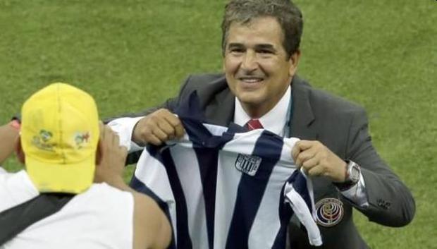 Jorge Luis Pinto with the Alianza shirt at the 2014 World Cup in Brazil