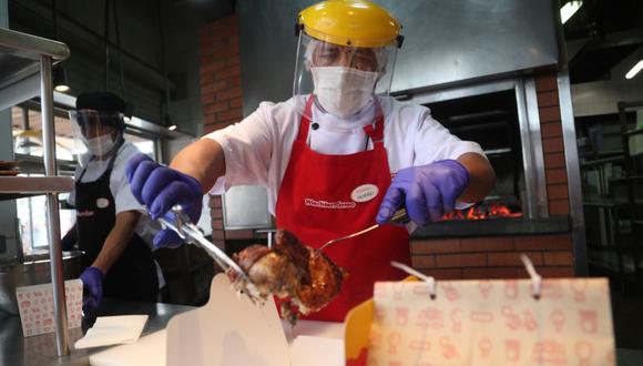 Según Comex-Perú, el 50% de órdenes de delivery de los restaurantes se da entre las seis de la tarde y 10 de la noche. (Foto: AP)