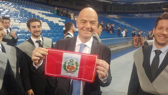 El presidente de la FIFA, Gianni Infantino, posó con una bandera peruana en Madrid. (Foto: Facebook Luis Carrillo Pinto)